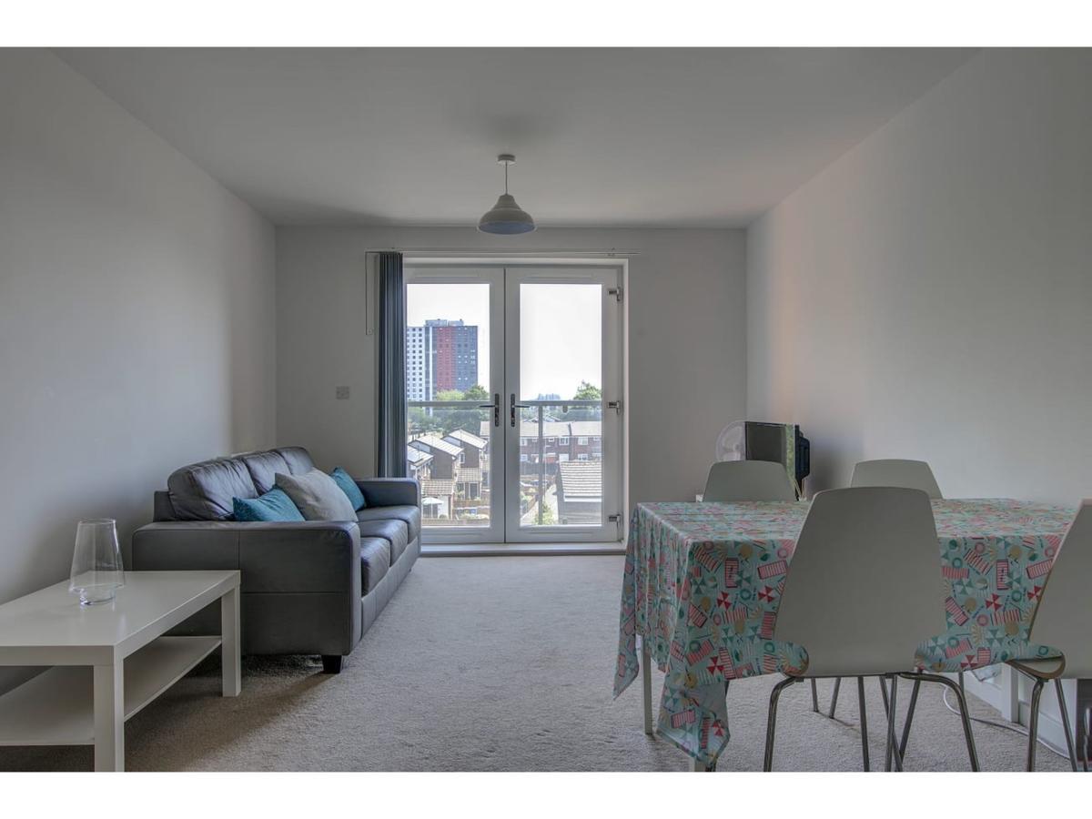 Large, Spacious And Modern Apt For 4 In Manchester Exterior photo