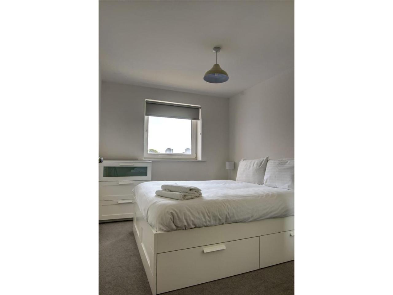 Large, Spacious And Modern Apt For 4 In Manchester Exterior photo